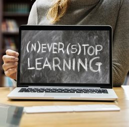 computer con scritta never stop learning